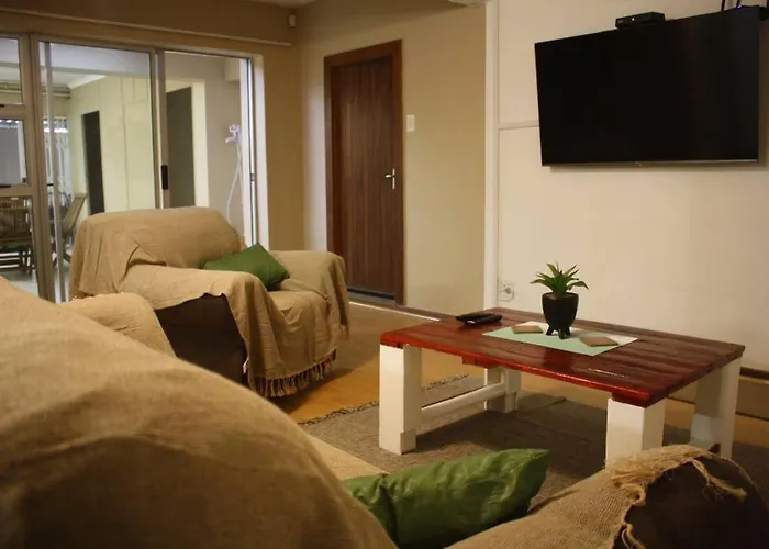 Casa En Gregg -Exquisite 2-Bedroom Self Catering Unit - 1 Car Parking Space