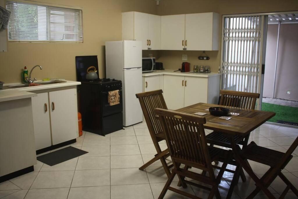 Casa En Gregg -exquisite 2-bedroom Self Catering Unit - 1 Car Parking Space Apartment East London