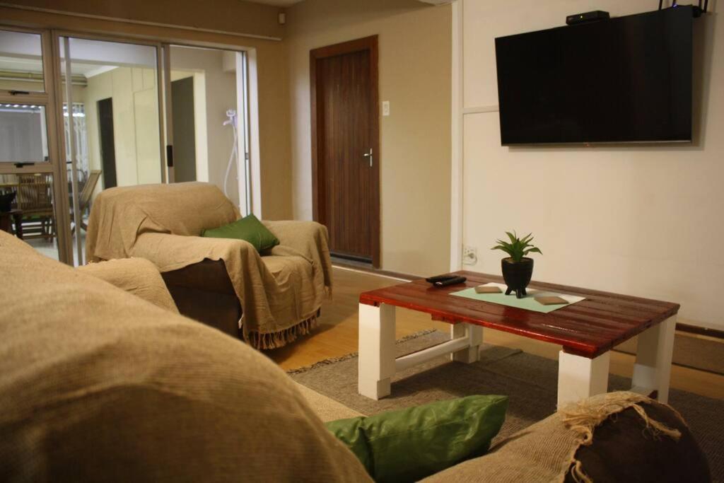 Casa En Gregg -exquisite 2-bedroom Self Catering Unit - 1 Car Parking Space Apartment East London